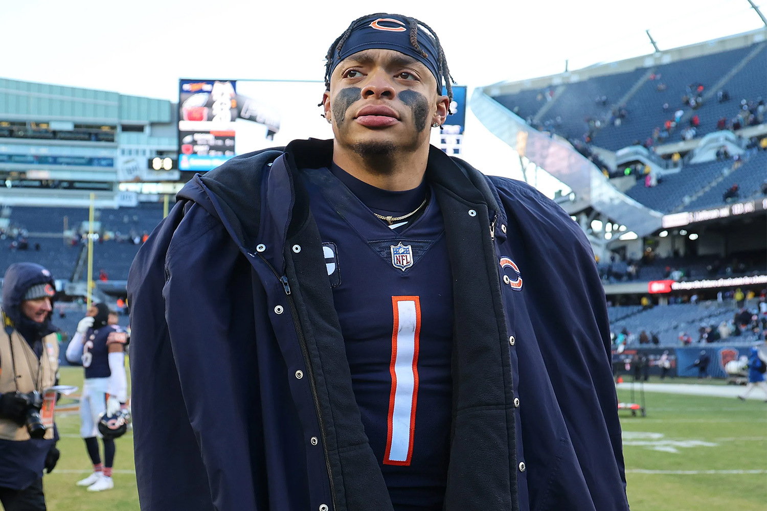 Justin Fields bundles up at Soldier Field in Chicago. Here's why the quarterback unfollowed the Bears on Instagram.
