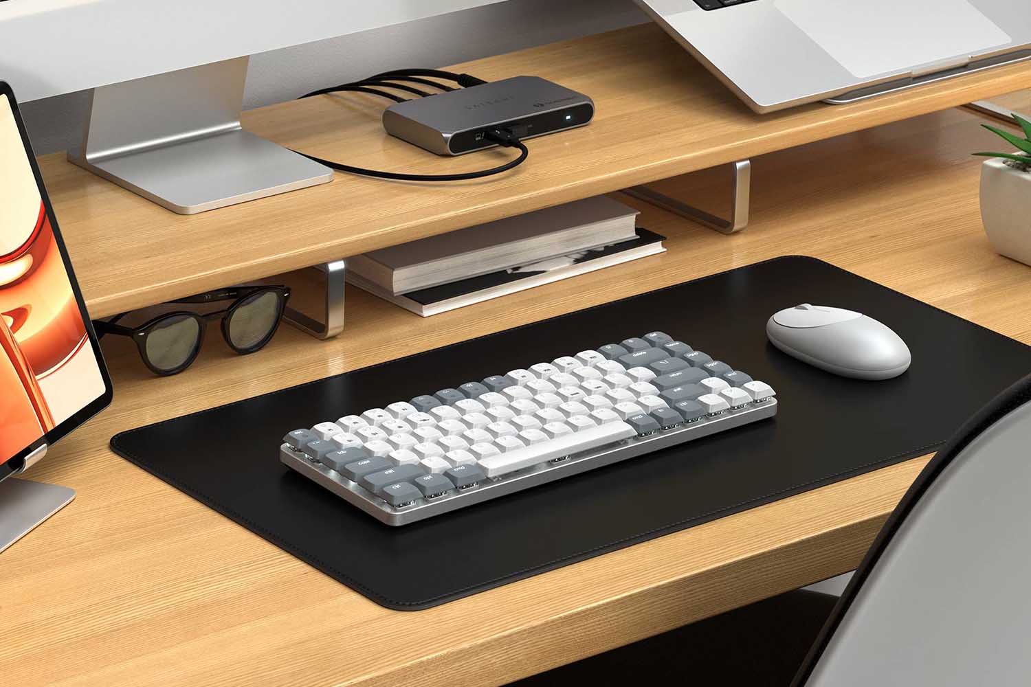 Satechi SM1 on desk