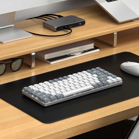 Satechi SM1 on desk