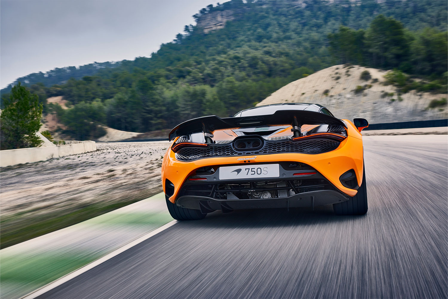 The center-exit exhaust on the McLaren 750S