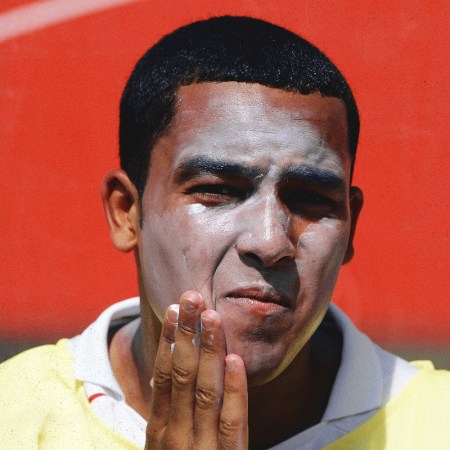 a man rubbing in SPF