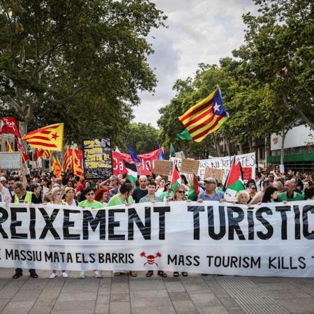 The lead banner from Saturday's protest, reading "Mass Tourism Kills the City"