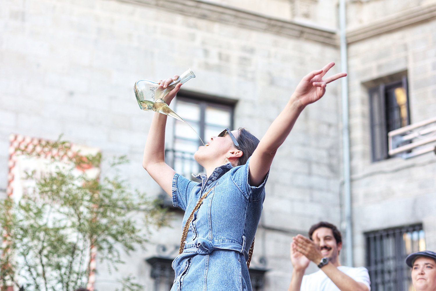 A women skillfully using a porrón