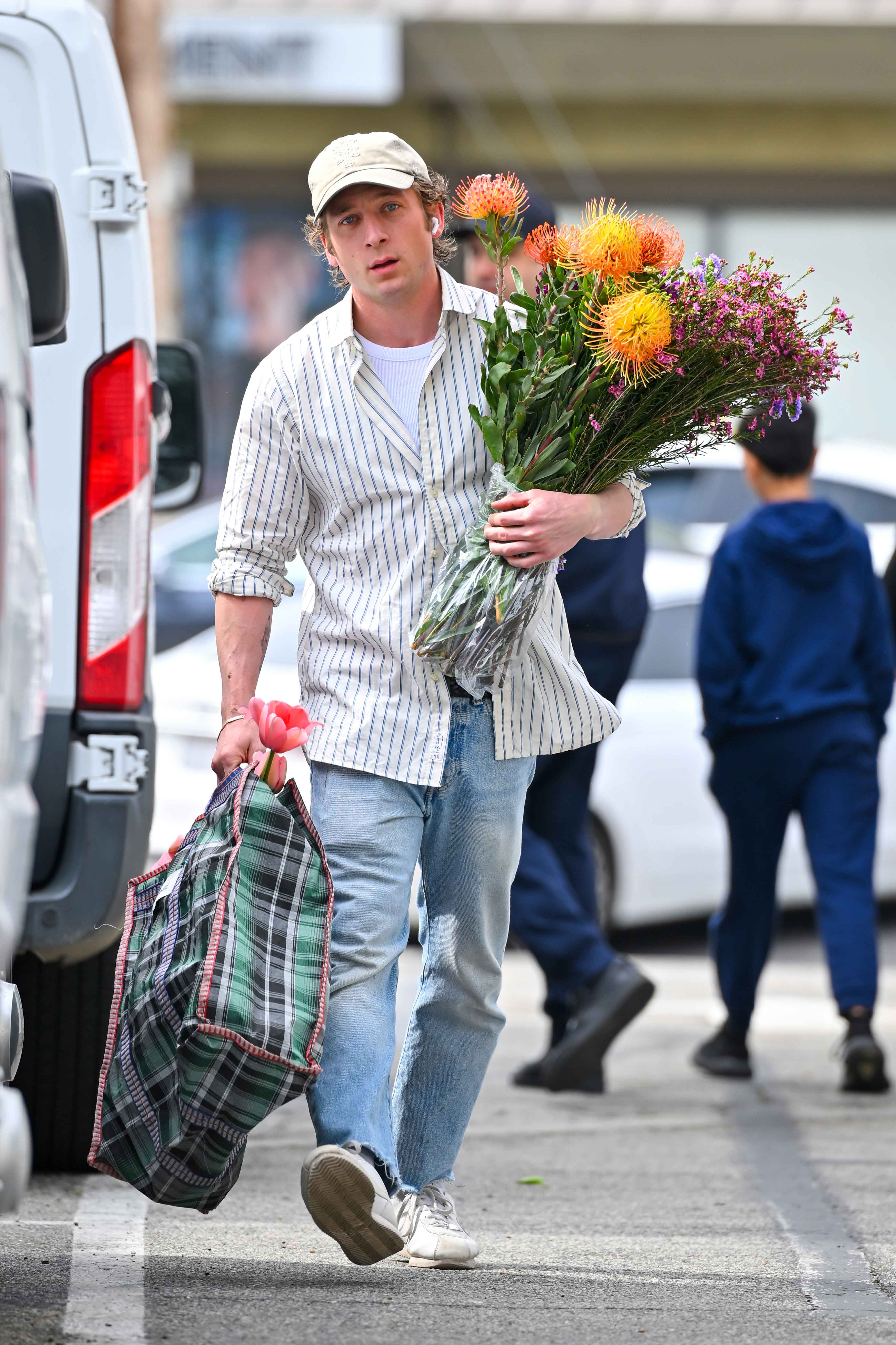 STUDIO CITY, CA - FEBRUARY 25: Jeremy Allen White is seen at a farmers market on February 25, 2024 in Studio City, California. (Photo by MEGA/GC Images)