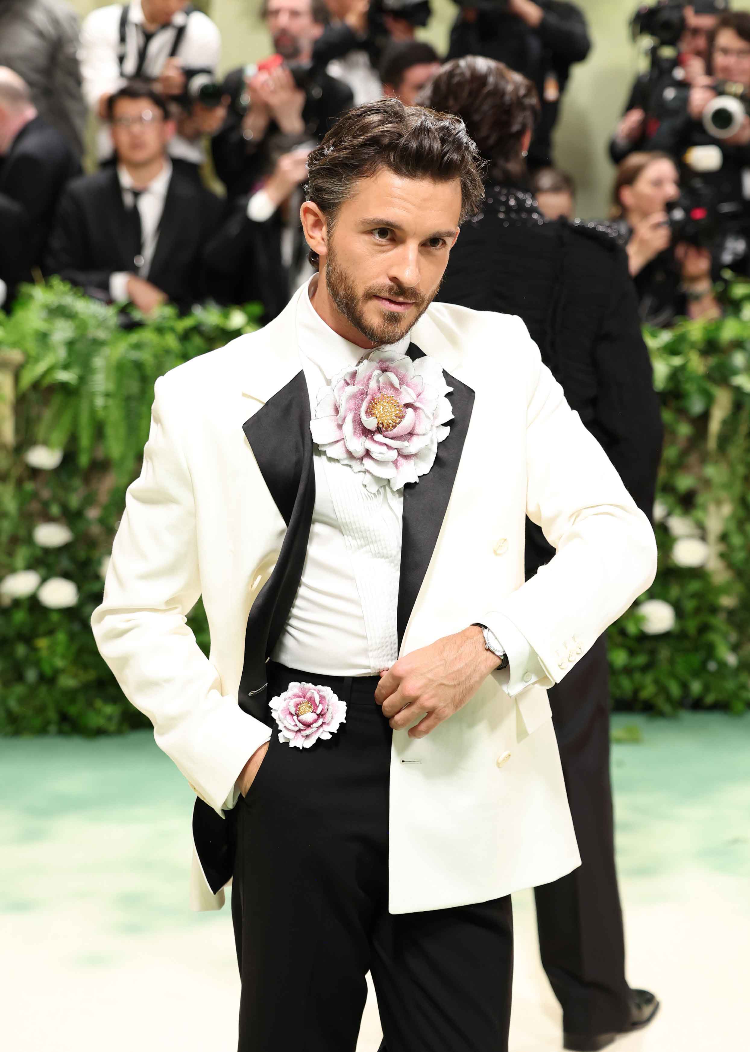 NEW YORK, NEW YORK - MAY 06: Jonathan Bailey attends The 2024 Met Gala Celebrating "Sleeping Beauties: Reawakening Fashion" at The Metropolitan Museum of Art on May 06, 2024 in New York City. (Photo by Aliah Anderson/Getty Images)