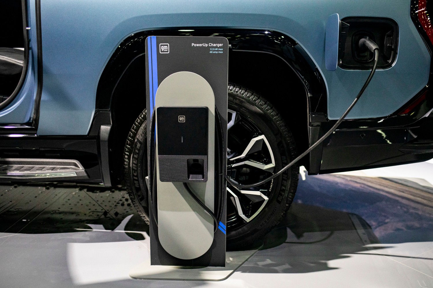 GMC Sierra charging