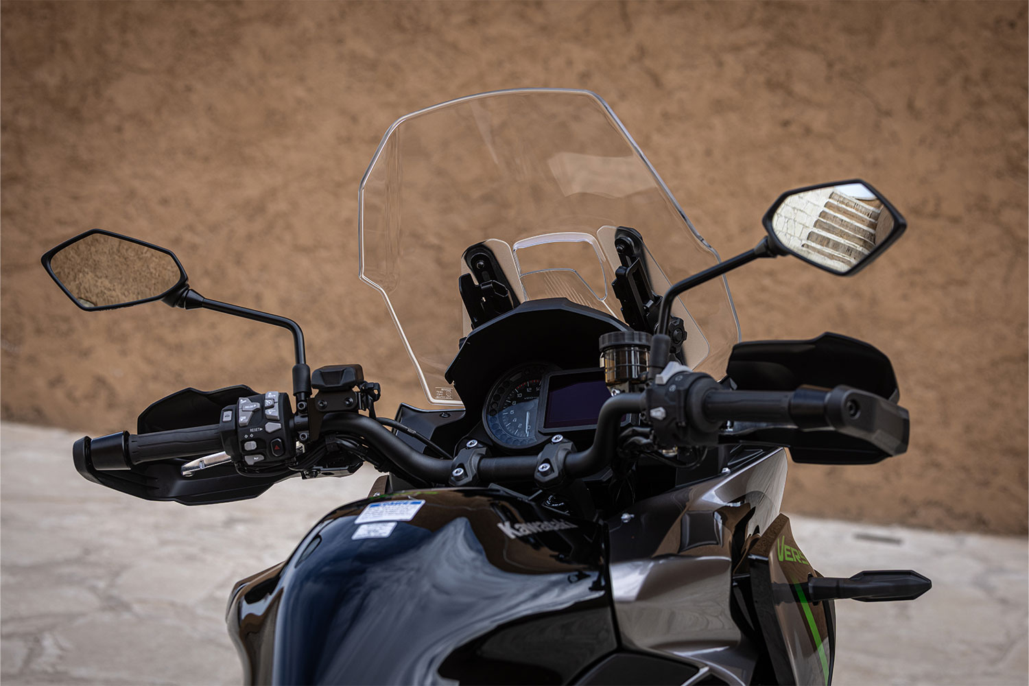 The handgrips, mirrors and gauge cluster on the Kawasaki Versys 1100 SE