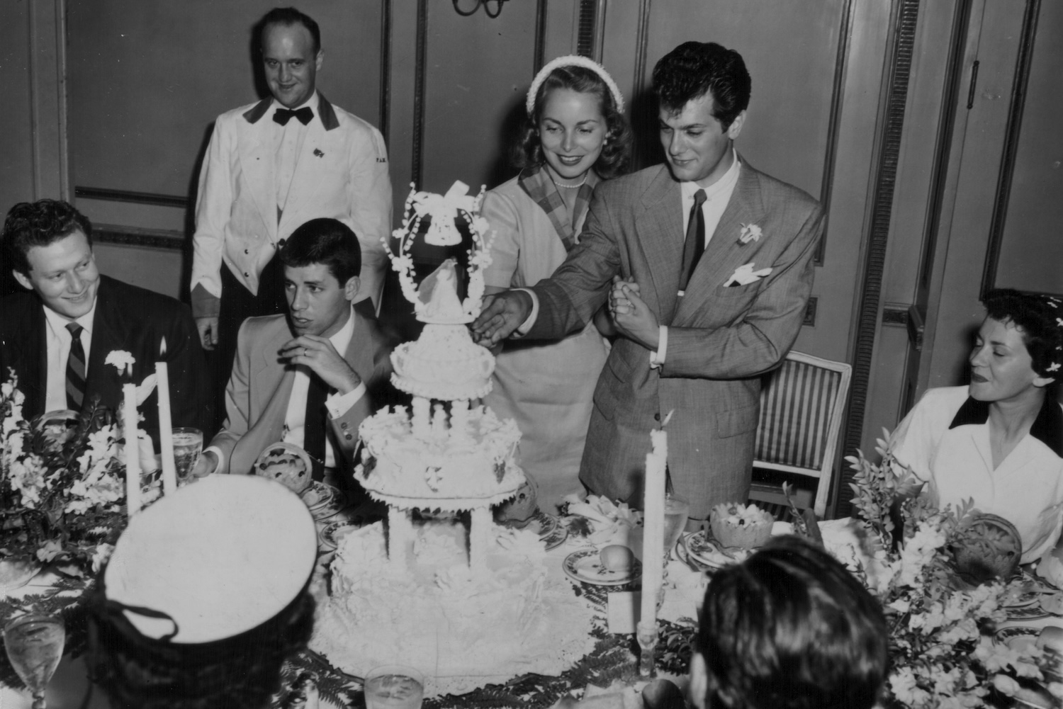 Actors Tony Curtis and Janet Leigh cutting the cake on their wedding day, June 4th 1951
