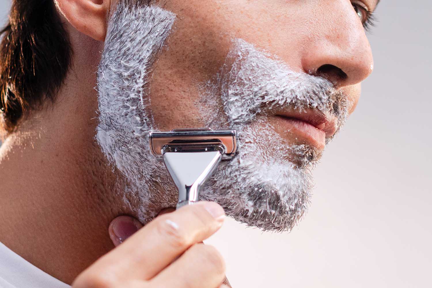 Man shaving with Supply Single Edge Max