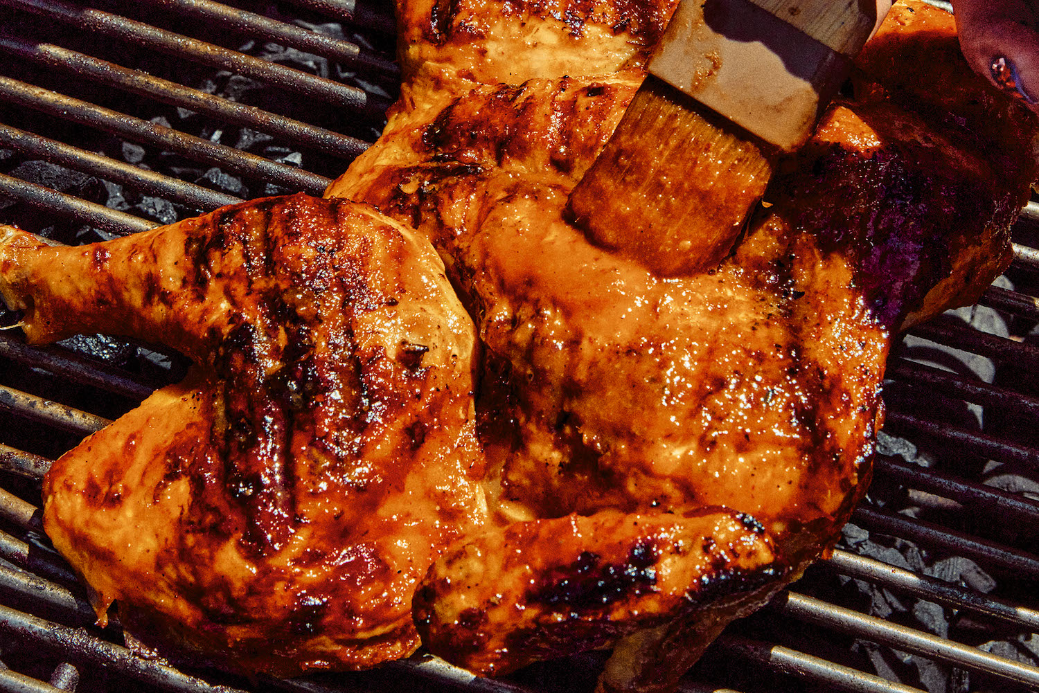 Spatchcocked grilled chicken with Salsa “BBQ” de Albaricoque y Chipotle