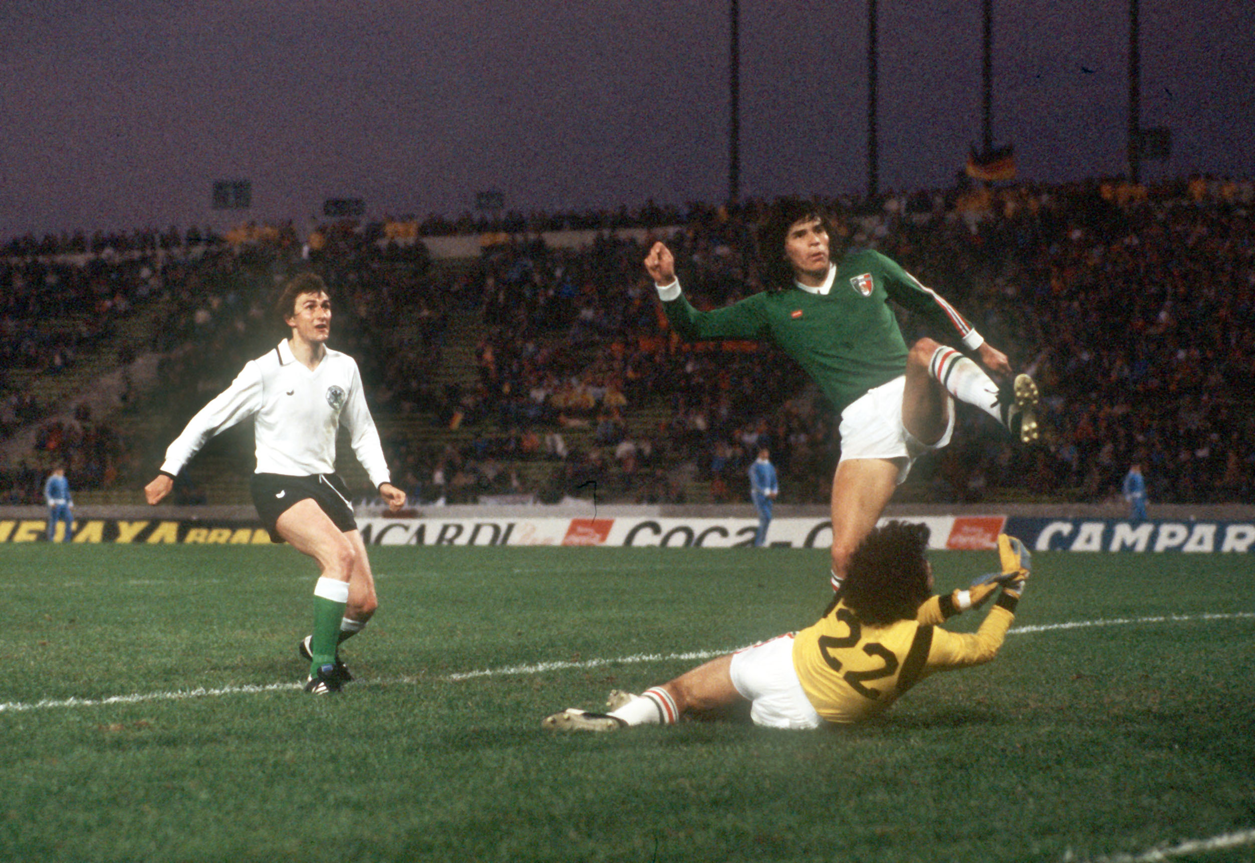 Der deutsche Stürmer Dieter Müller (l) zieht den Ball am mexikanischen Torhüter Pedro Soto (unten) und dessen Vordermann Eduardo Ramos (r, oben), aber auch am Tor vorbei. Die deutsche Fußballnationalmannschaft gewinnt beim WM-Turnier in Argentinien am 06.06.1978 vor 46.000 Zuschauern in Cordoba das Gruppenspiel gegen Mexiko mit 6:0. +++(c) dpa - Report+++ (Photo by Karl Schnörrer/picture alliance via Getty Images)