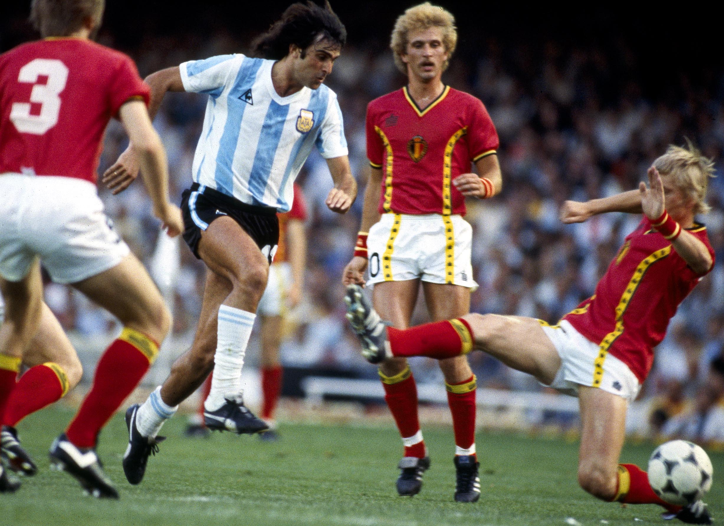 13/6/1982 World Cup 1982, Spain, Argentina v Belgium, Mario Kempes. (Photo by Mark Leech/Getty Images)