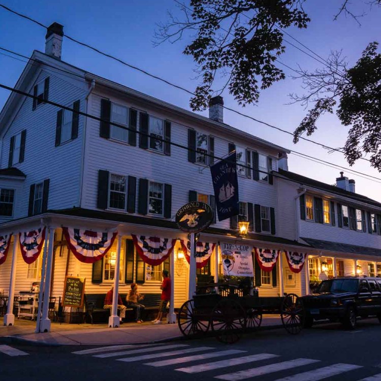 Griswold Inn in Connecticut at dusk